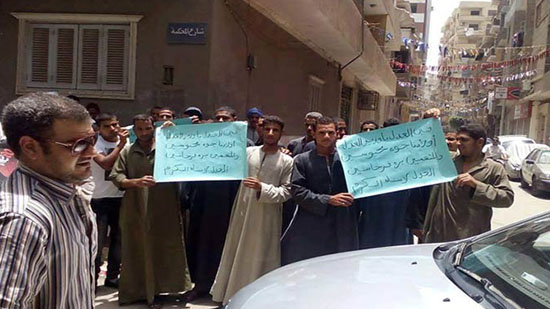 Relatives of the defendants in Minya sectarian attack demonstrate before court
