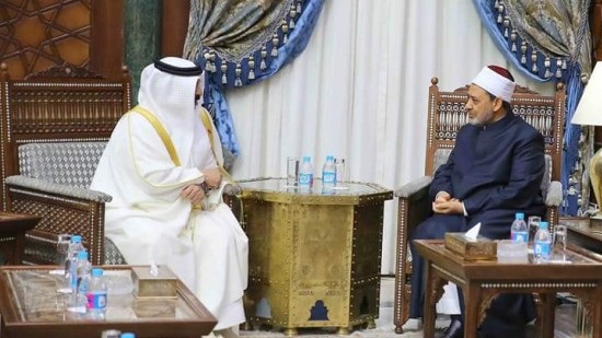 Al Azhar Imam meets with Bahraini Monarch

