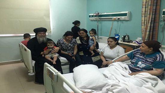 Abba Makarious visits victims of St. Samuel monastery attack in hospital