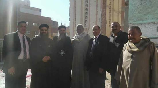Coptic priests visit a mosque and donate  for its reconstruction