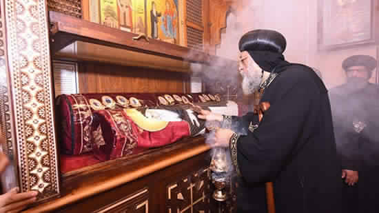 Pope perfumes the remains of St. Yehnes Kamma