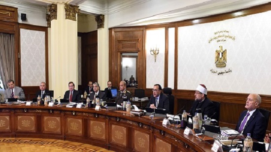 Egypts PM attends signing of deal to upgrade roads in 12 governorates