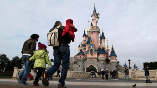 Disneyland Paris stays open, staffer infected
