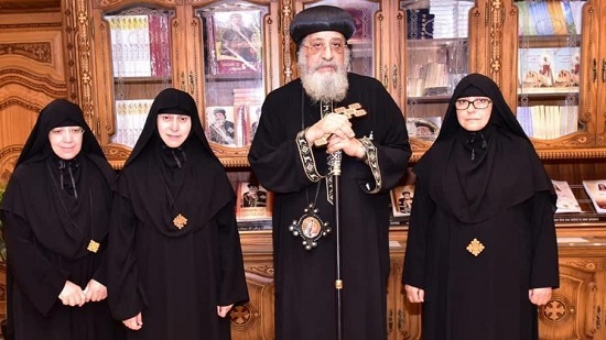 Pope Tawadros receives 3 nuns before they travel to minister in America

