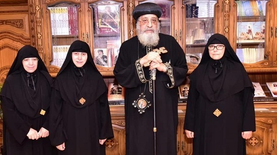 Pope Tawadros receives 3 nuns before they travel to minister in America

