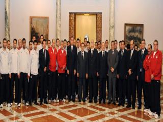 Mubarak honors national football team 
