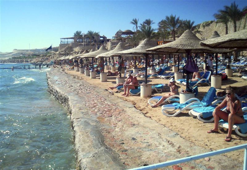 Booze and bikinis are welcome in Egypt, says tourism minister