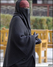 France report backs face veil ban